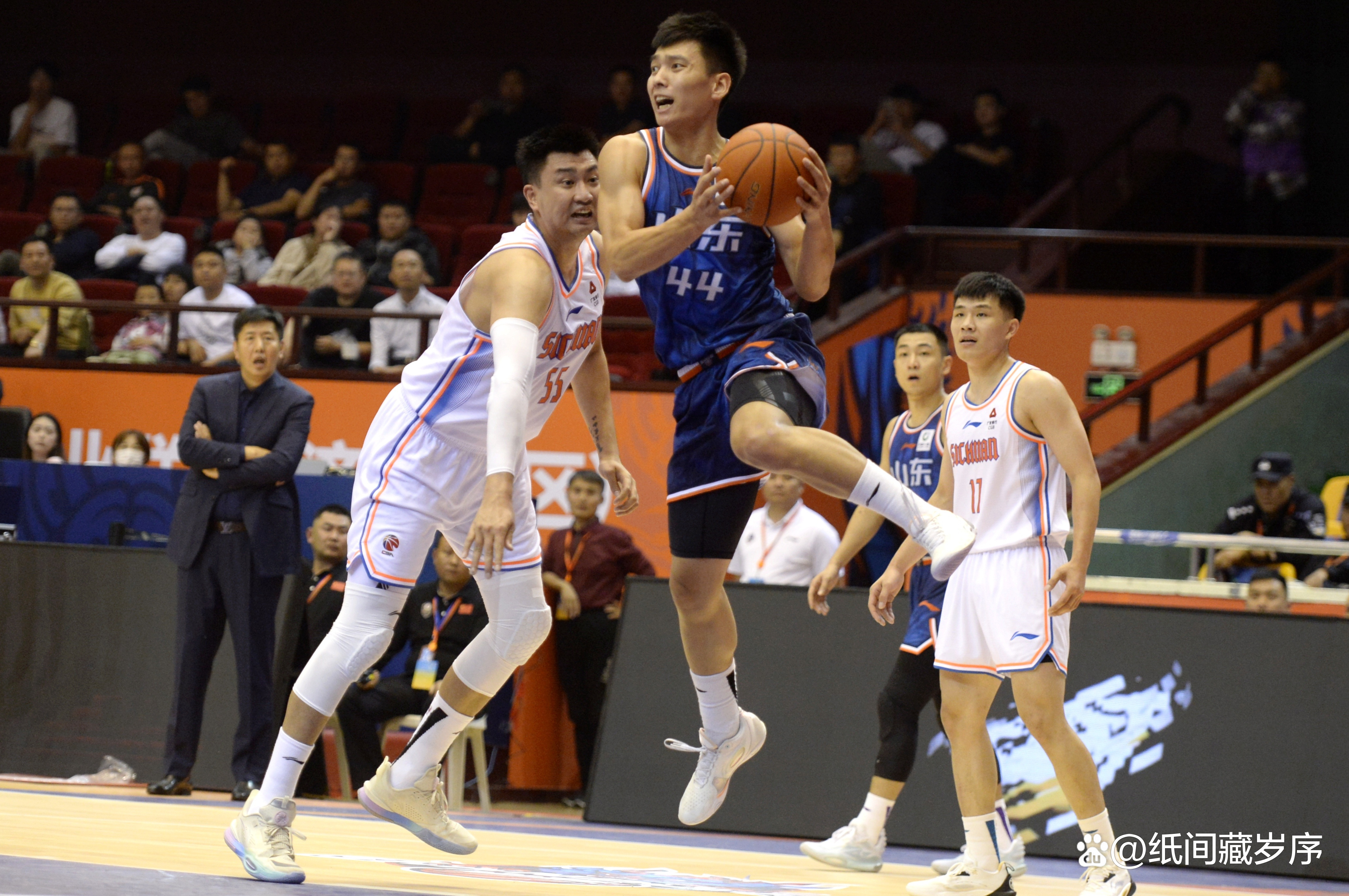 武汉三镇主帅复盘备战德国杯国际比赛日广厦男篮备战欧超杯，今晚密尔沃基雄鹿调整名单以备英超看傻球迷